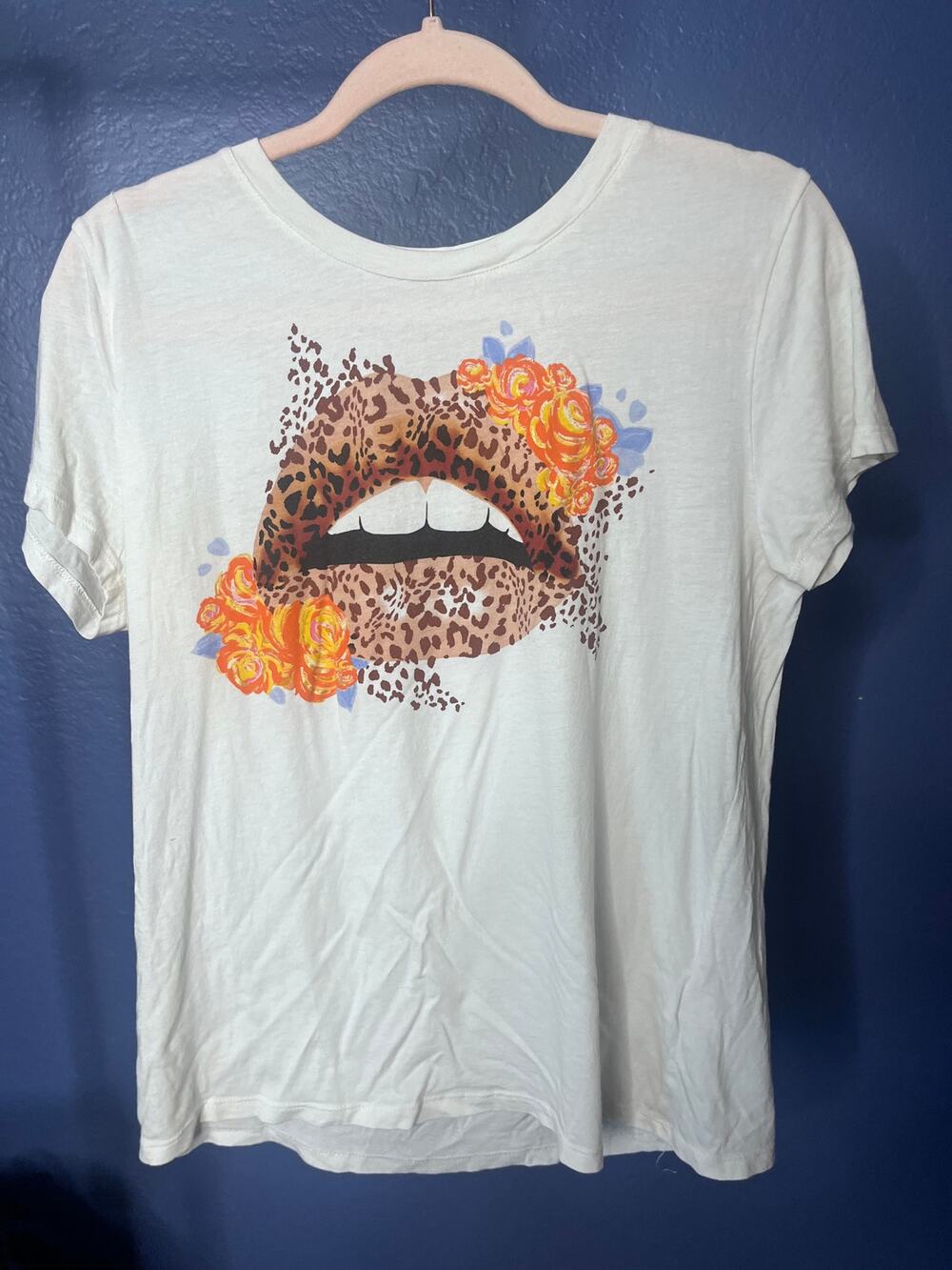 SMART GUESS Graphic Lips T-Shirt White Leopard Floral Print Size Medium